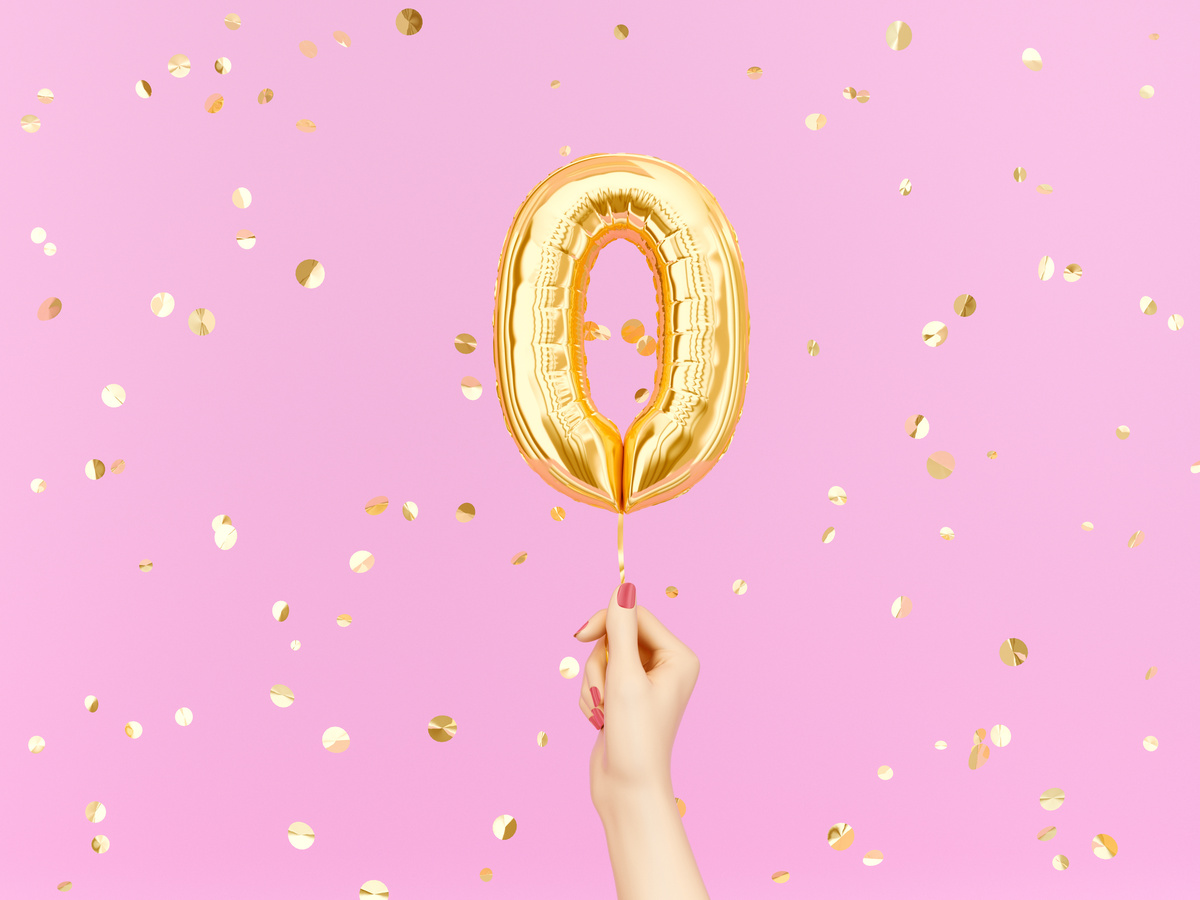 Balão de festa dourado com o número 0