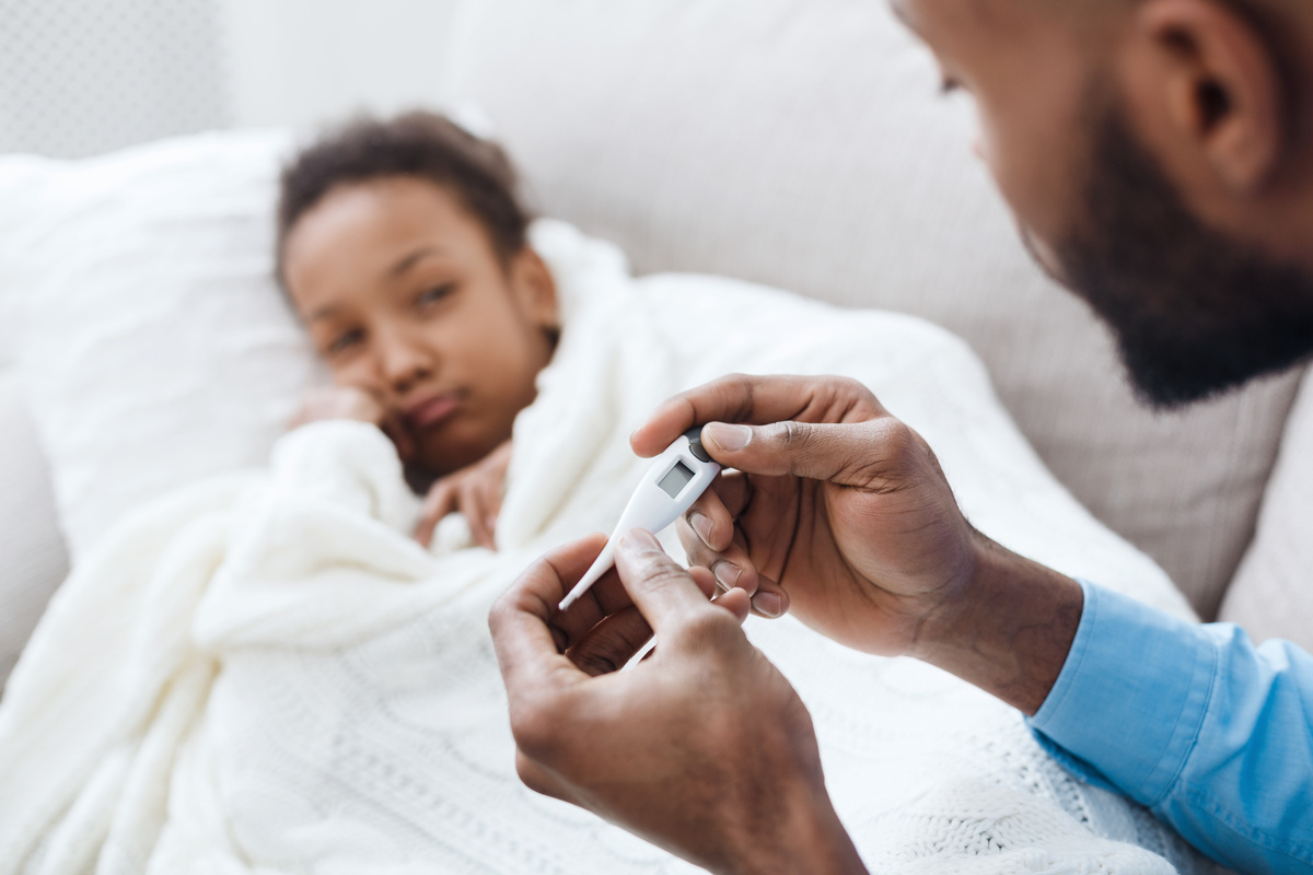 Tio conferindo a temperatura de sobrinho doente