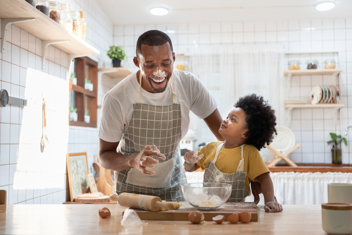 Tio e sobrinho se divertindo fazendo receita na cozinha