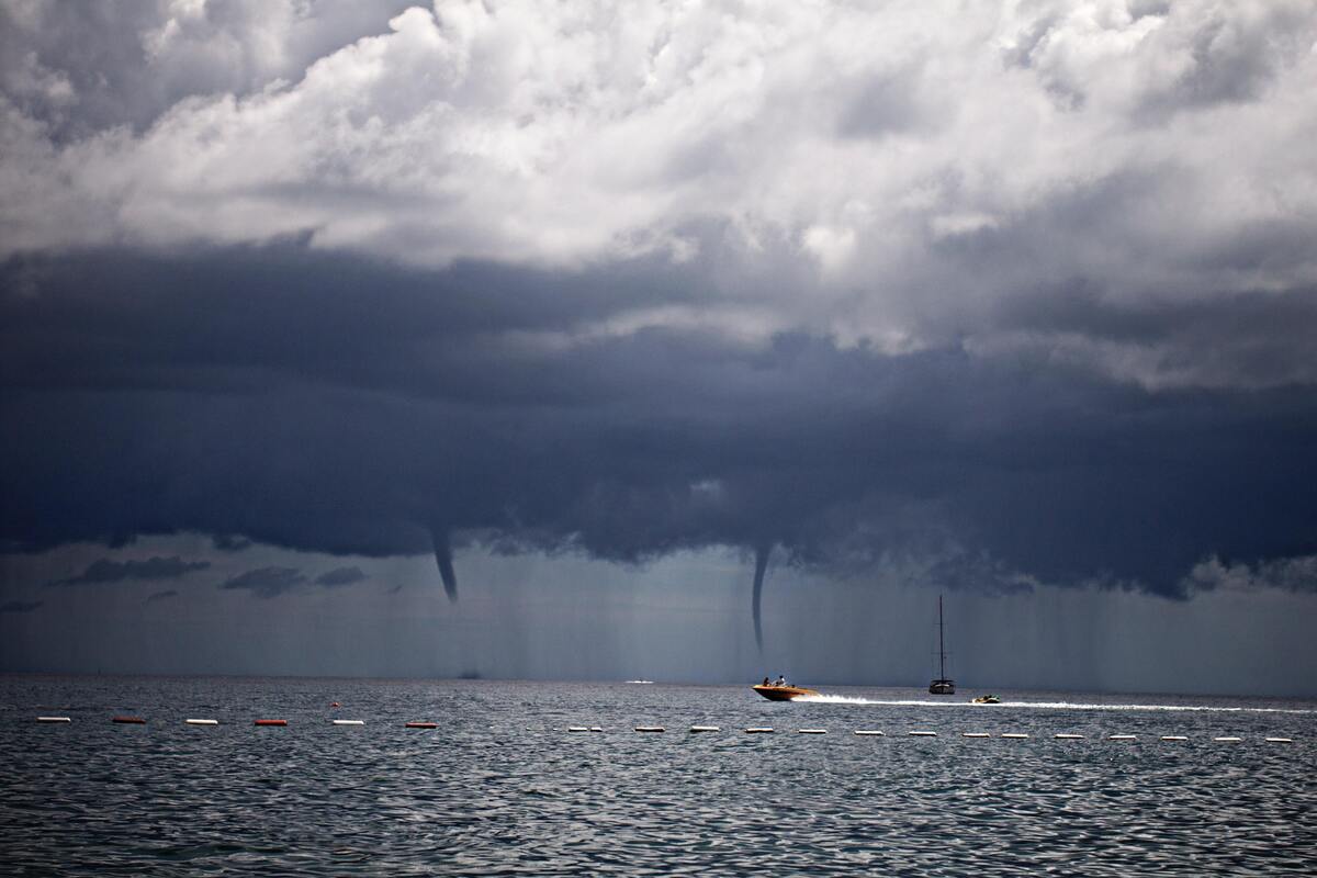 Tornados no mar.