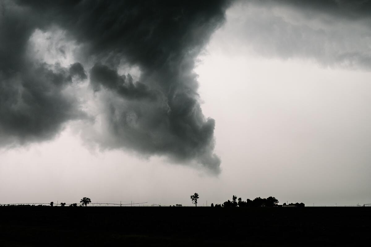 Nuvens formando um tornado. 