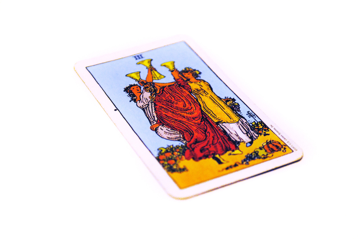 Imagem mostra a carta de tarot 3 de copas