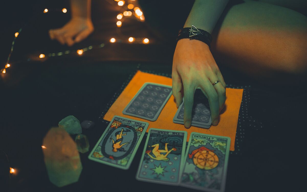 Mulher fazendo tiragem de Tarot.