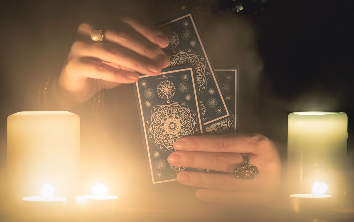 Mulher segurando cartas de Tarot.