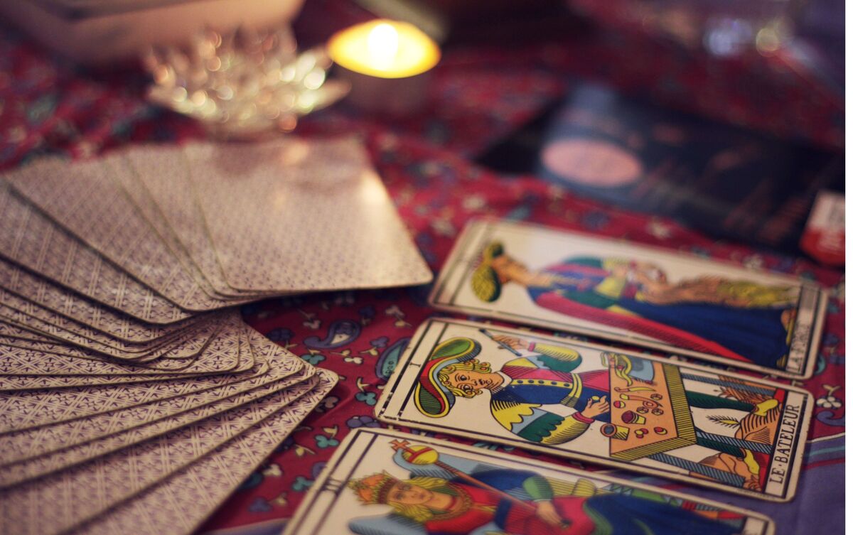 Cartas de Tarot sobre mesa.