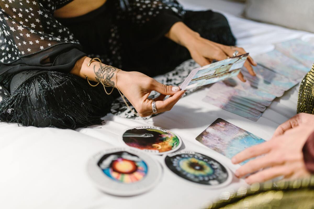 Pessoas lendo cartas de tarot