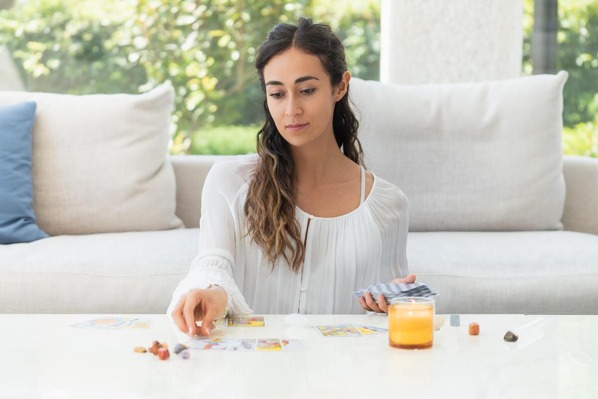 Mulher fazendo tiragem de cartas de tarot