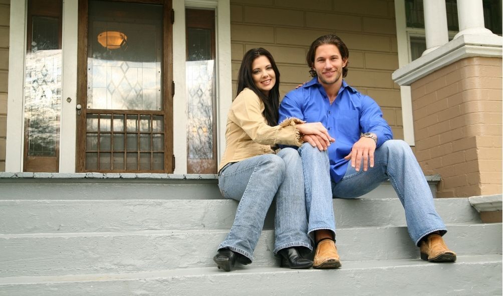 Jovem casal em casa nova