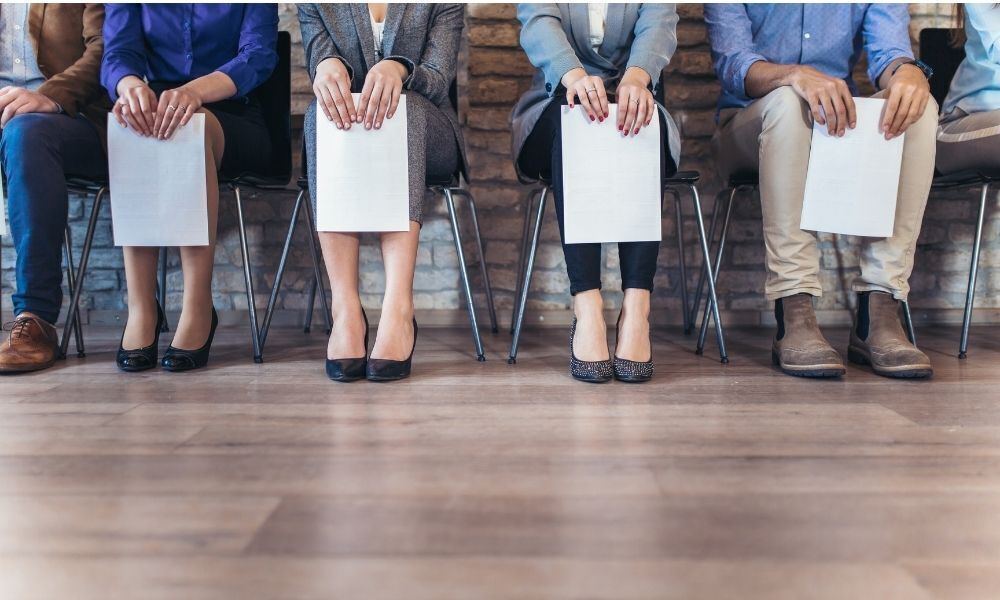 pessoas em fila de seleção procurando trabalho