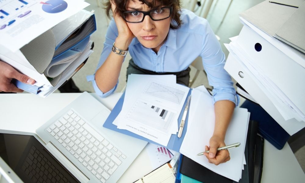 mulher estressada no trabalho