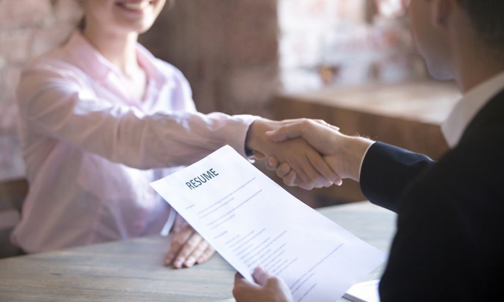 pessoas dando as mãos, uma pessoa foi contratada para o trabalho