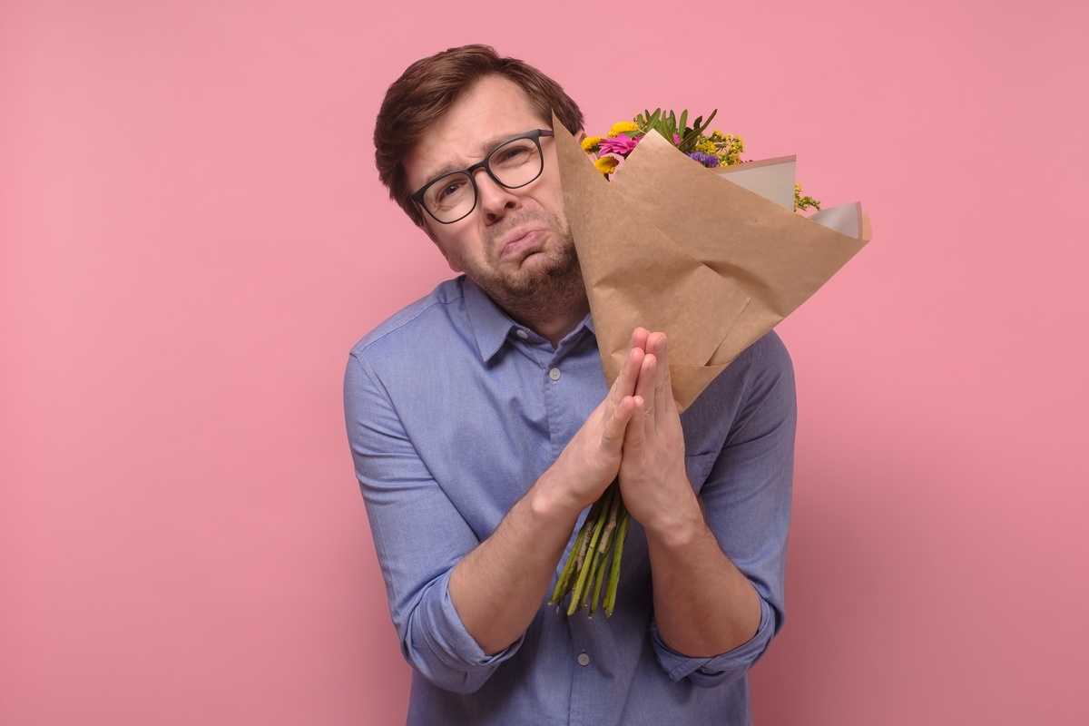 Ex triste pedindo para voltar ao relacionamento com flores