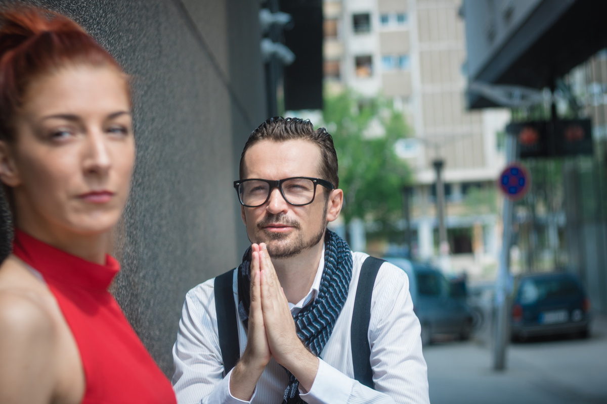 Homem implorando para voltar ao relacionamento