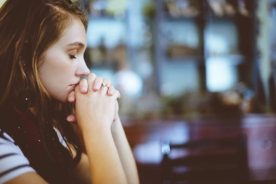 Mulher fazendo oração de proteção ao marido