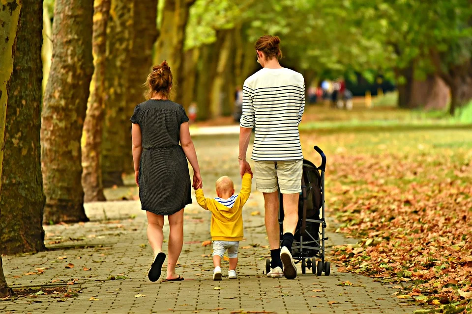 Família feliz passeando após oração para o bem estar familiar