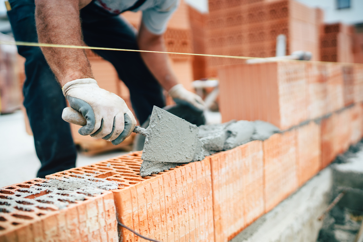 Muro sendo construído por homens