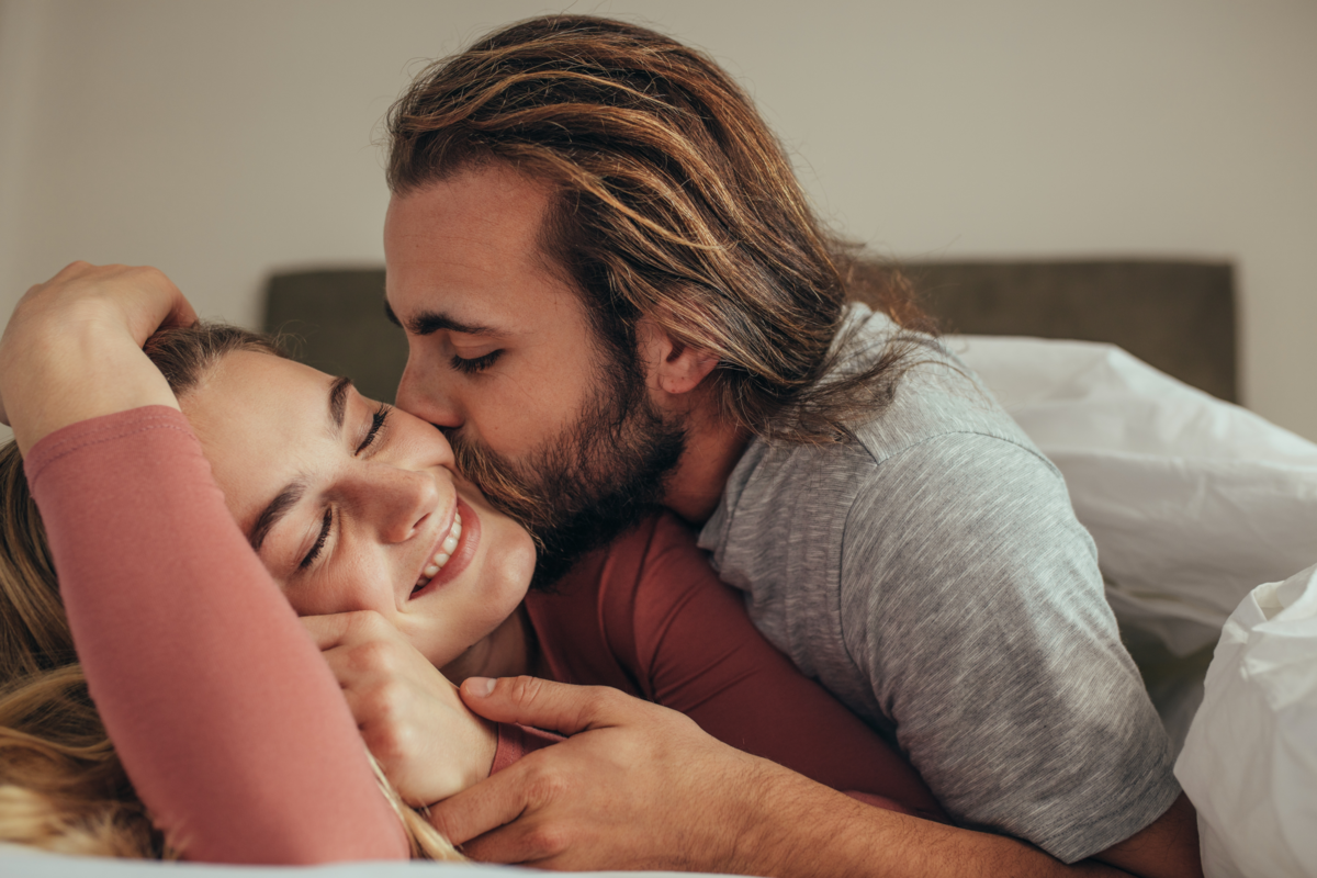 Marido e mulher com amor restaurado