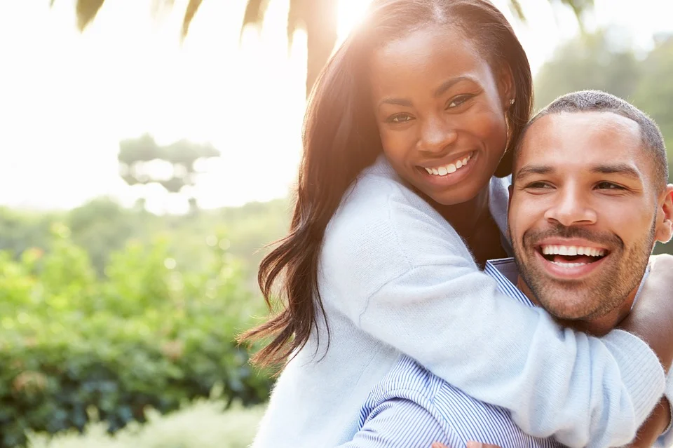 Marido e esposa felizes após oração