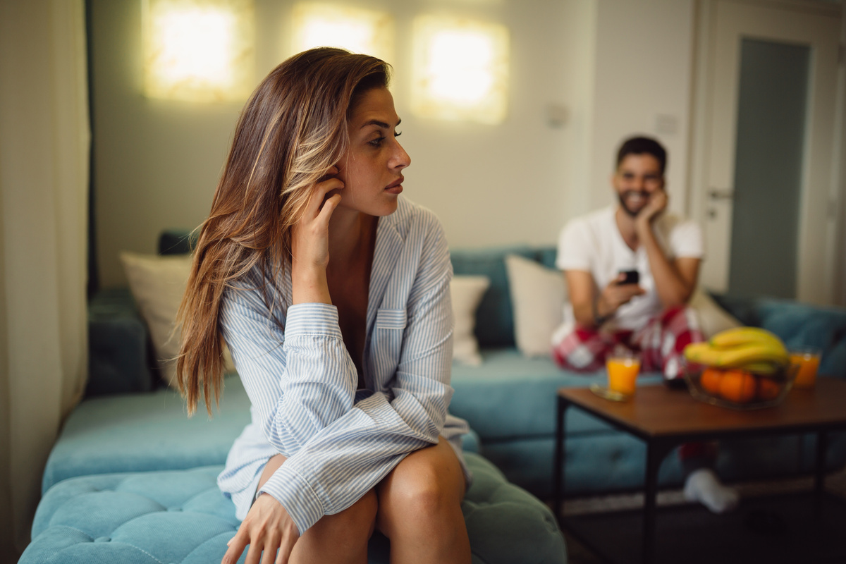 Casal de Gêmeos e Escorpião de pijama na sala