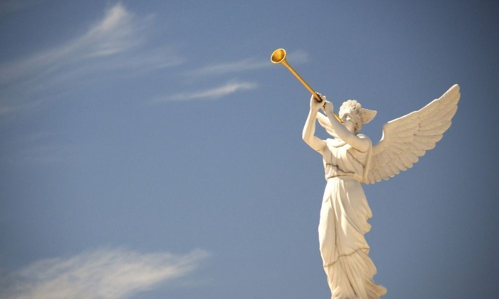 UM ANJO TOCA UMA TROMBETA CONTRA O CÉU AZUL