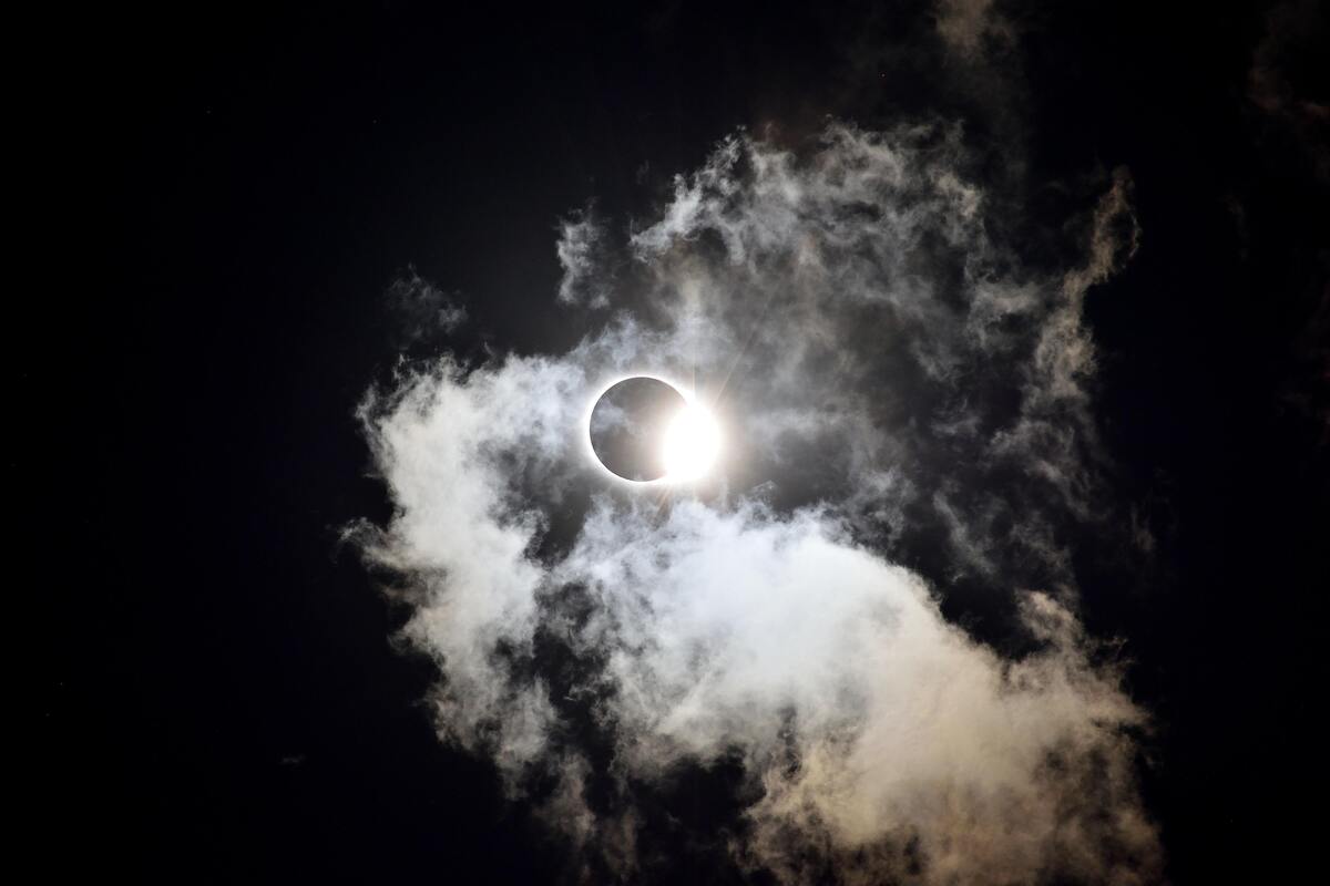 Eclipse lunar com nuvens.