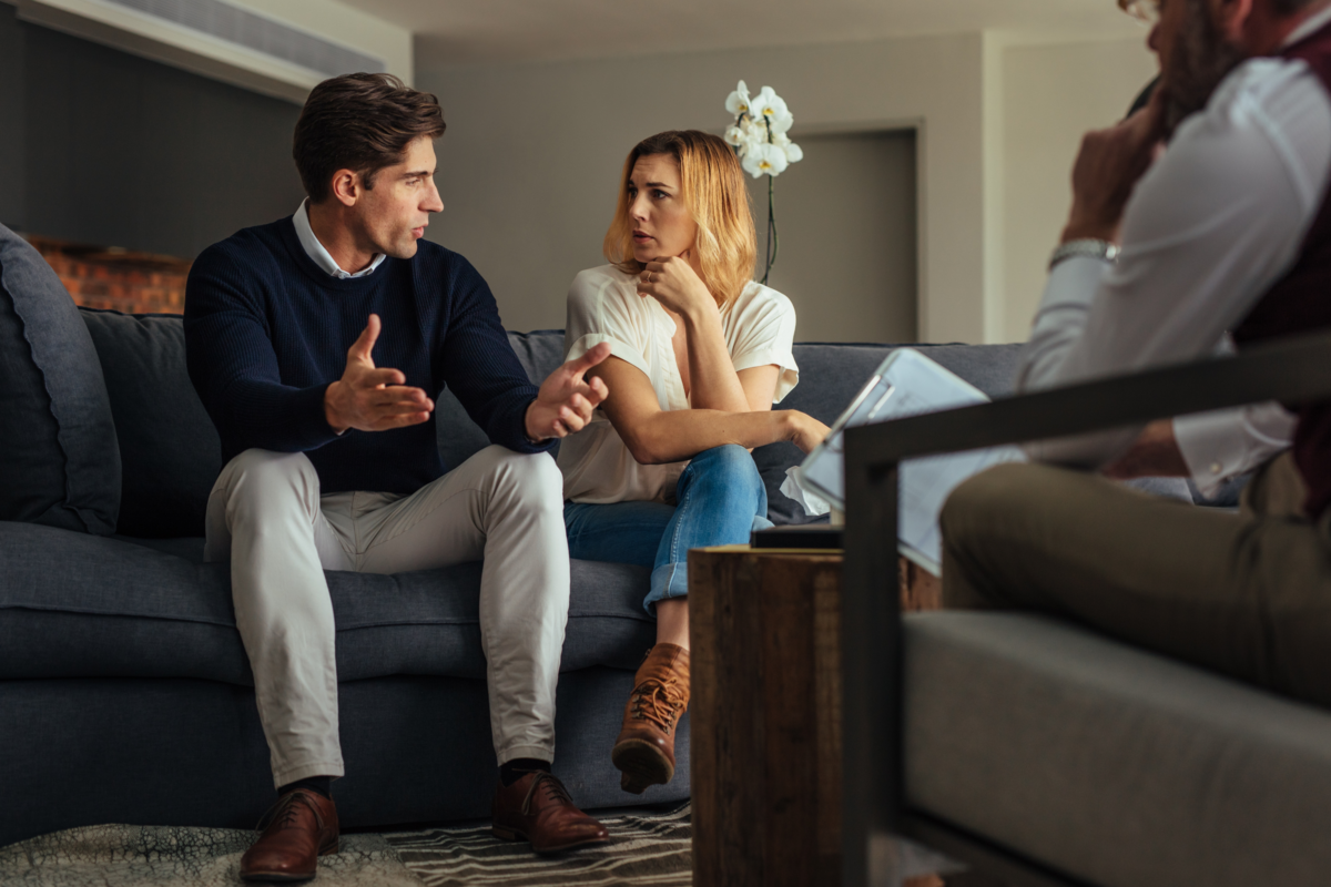 Casal discutindo em uma sessão de terapia.