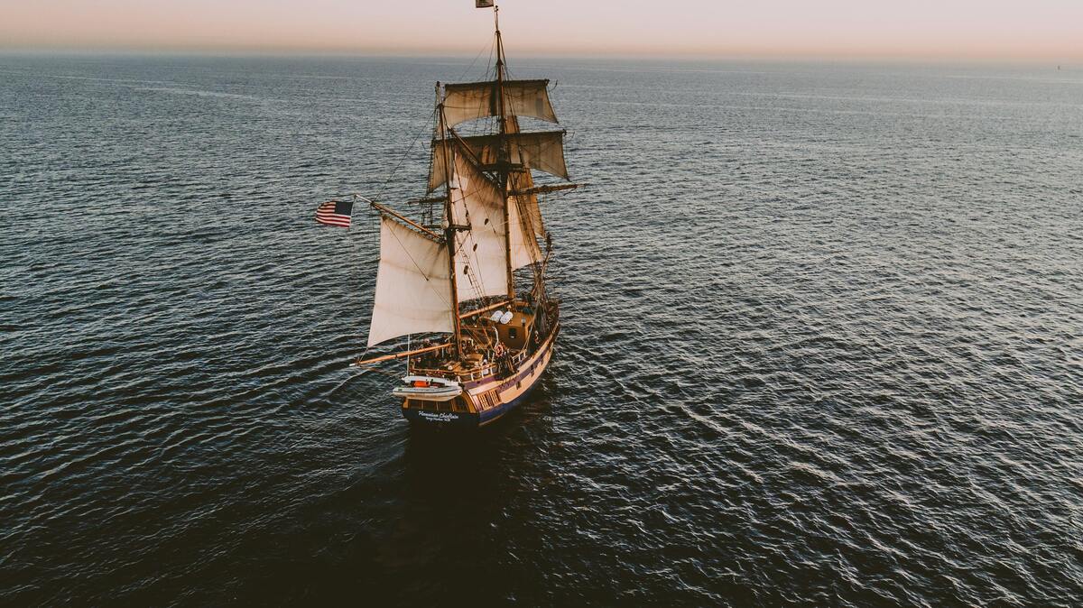 Barco a vela no mar.