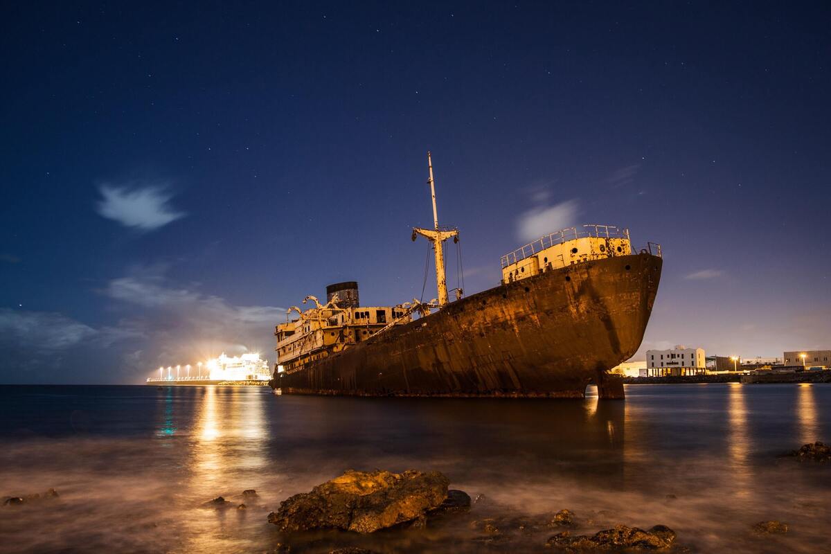 Navio abandonado.