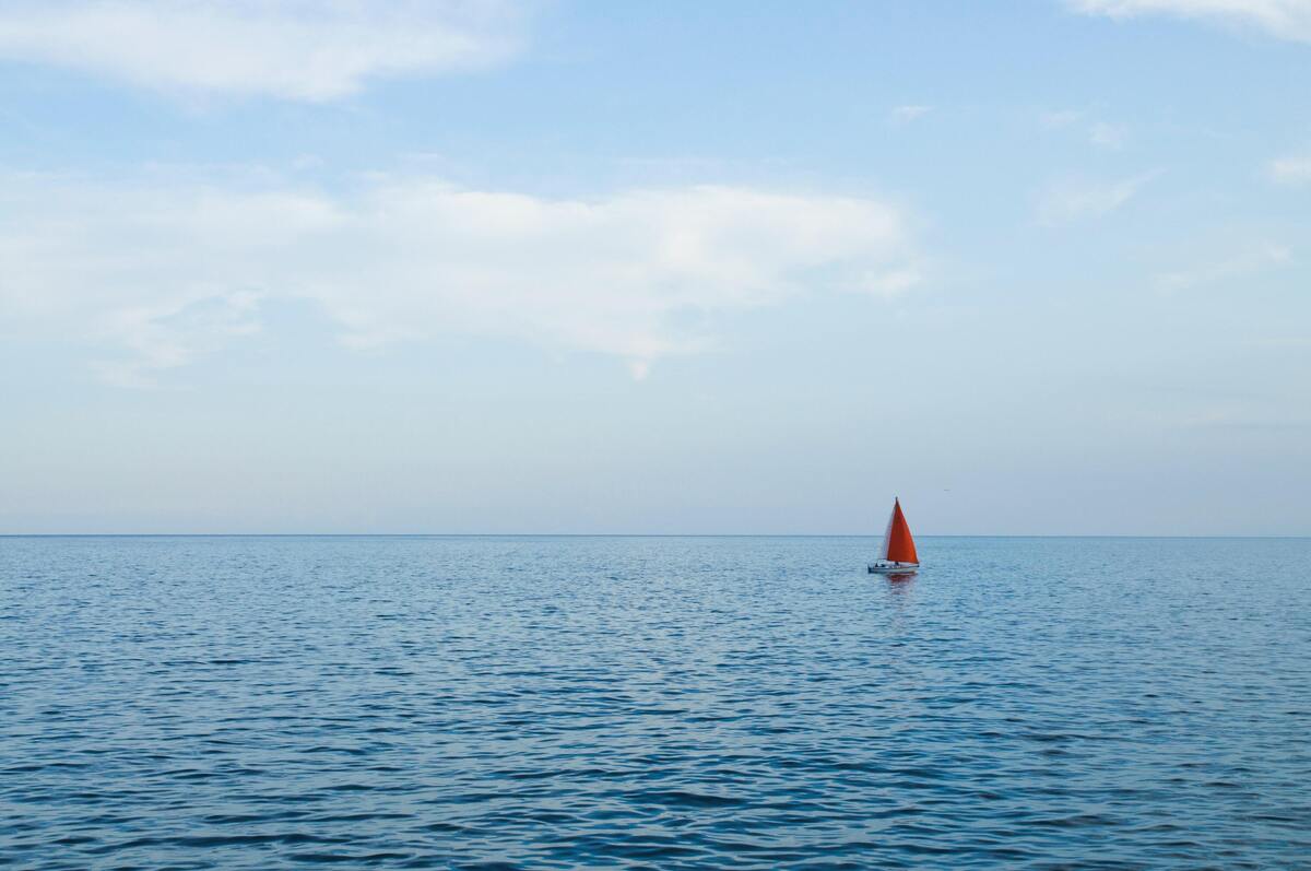 Barco a vela no mar.