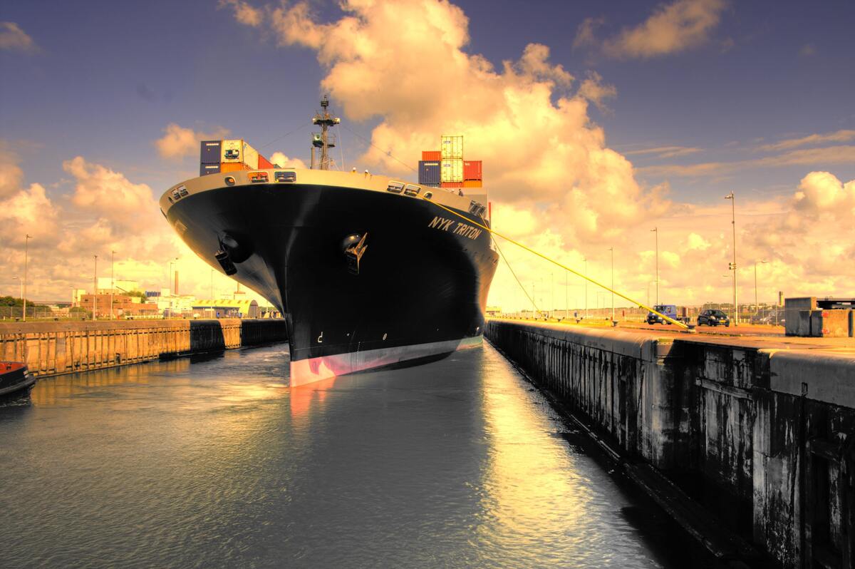 Navio no porto.