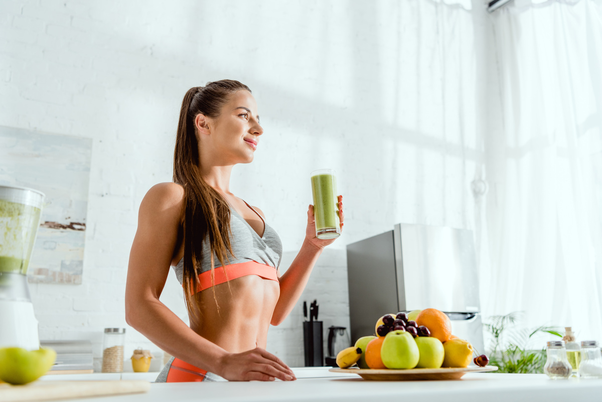 Mulher tomando suco de frutas