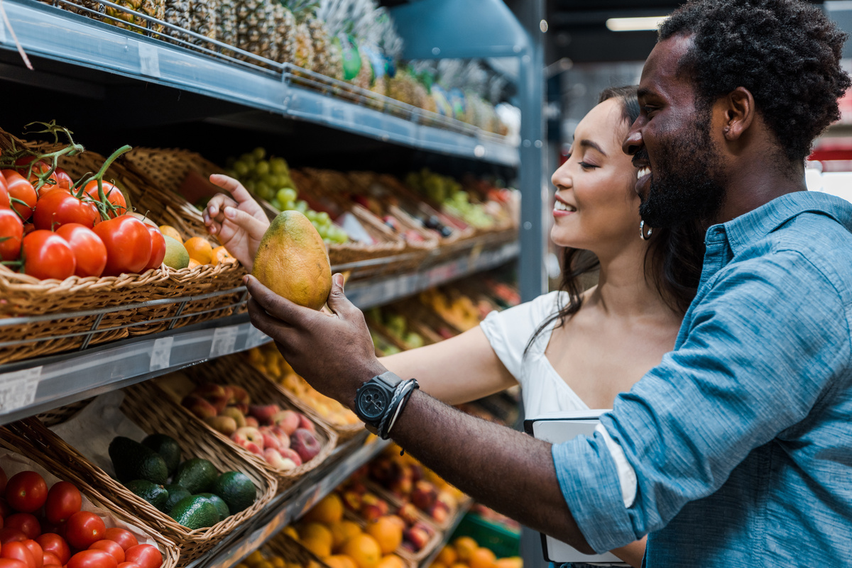 Pessoas escolhendo frutas