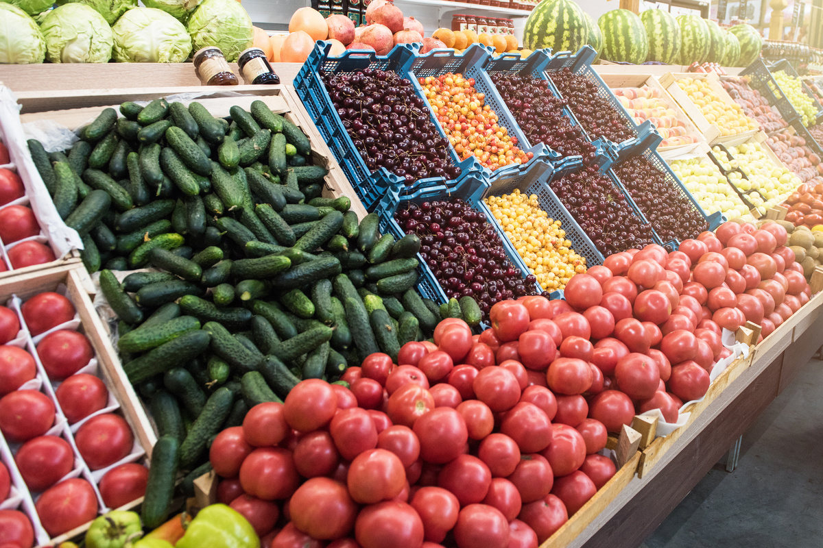 Frutas expostas em gôndolas 