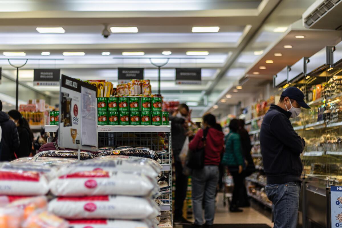 Corredor de supermercado cheio.