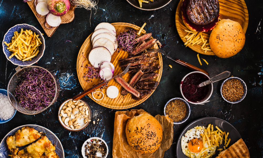 Mesa com diferentes pratos de comida.