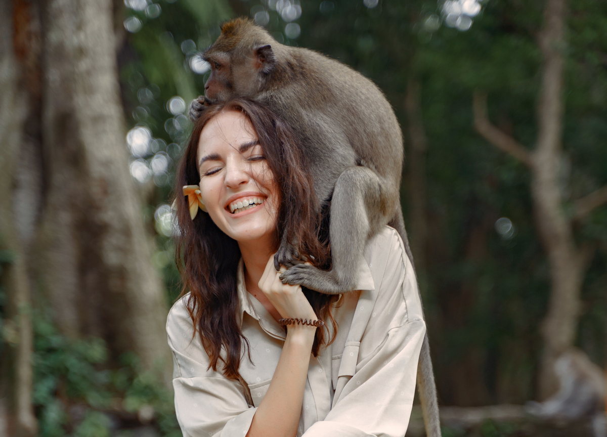 Mulher brincando com macaco