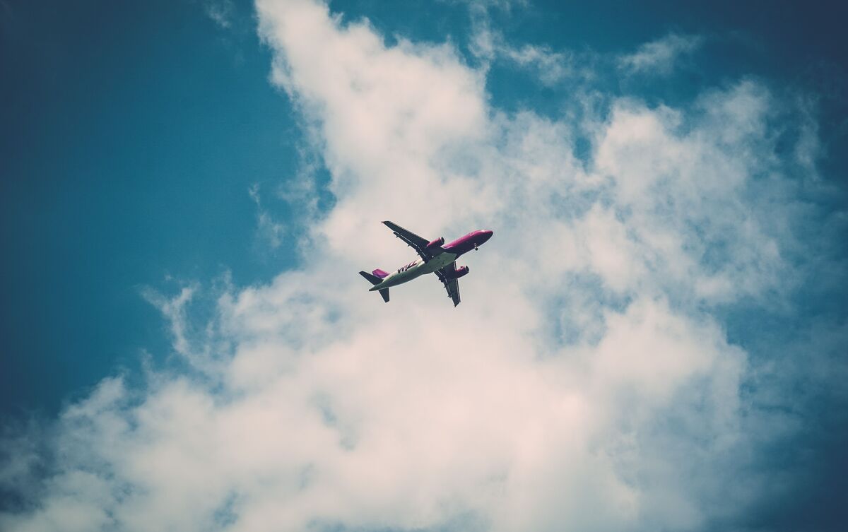 Avião planando alto.