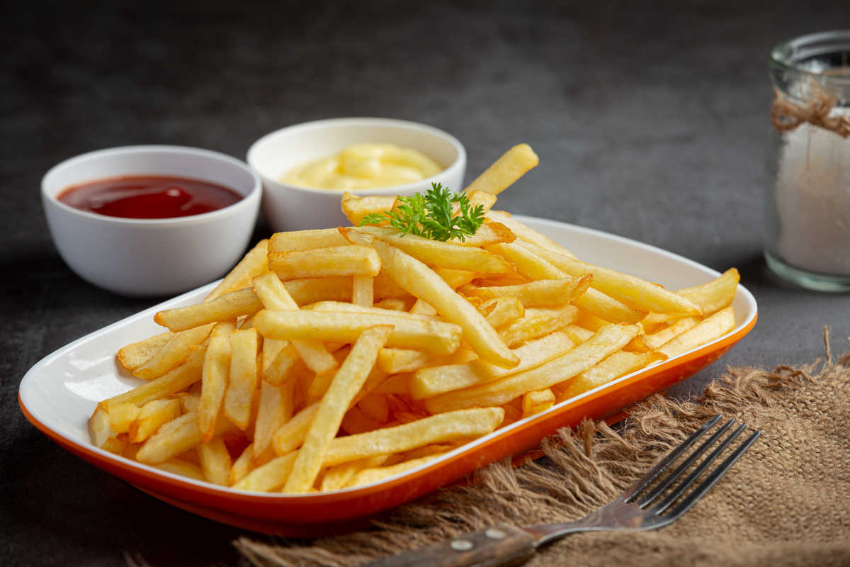 Batata frita com potes de ketchup e maionese