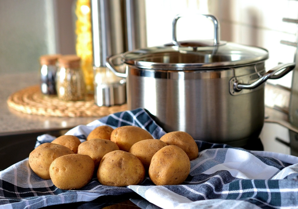 Batatas e panela