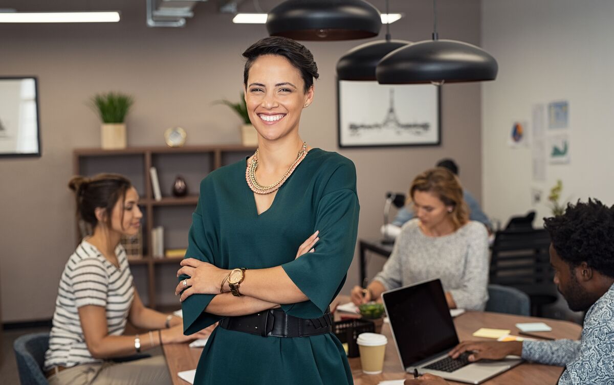 Mulher em ambiente de trabalho.