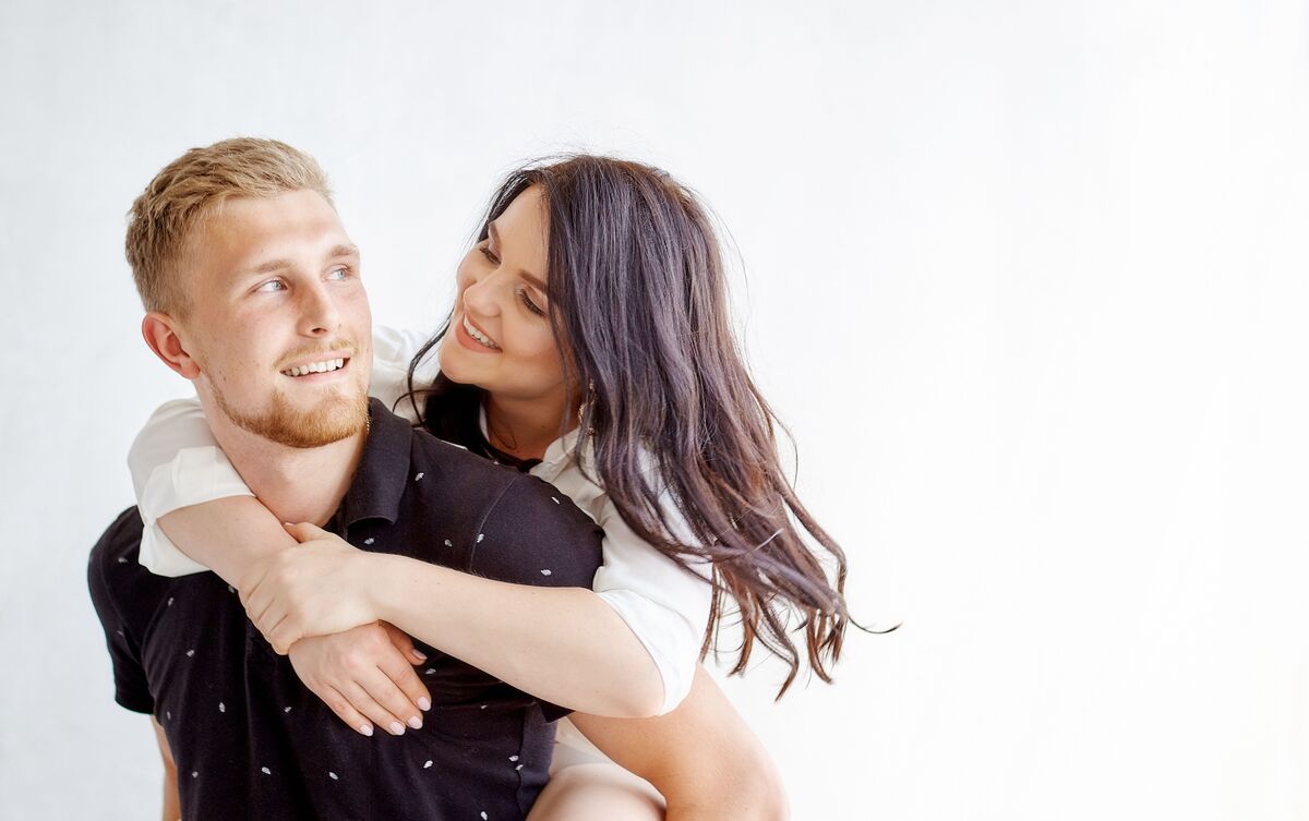 Casal de homem e mulher abraçados.