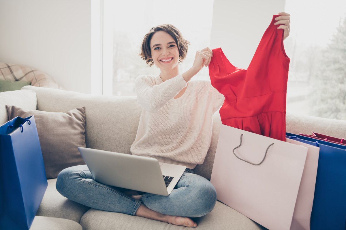 Mulher recebendo compra nova em casa