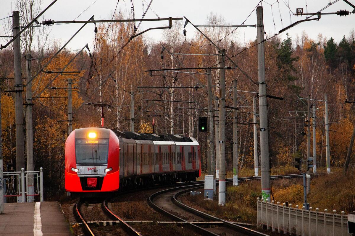 Trem vermelho nos trilhos.