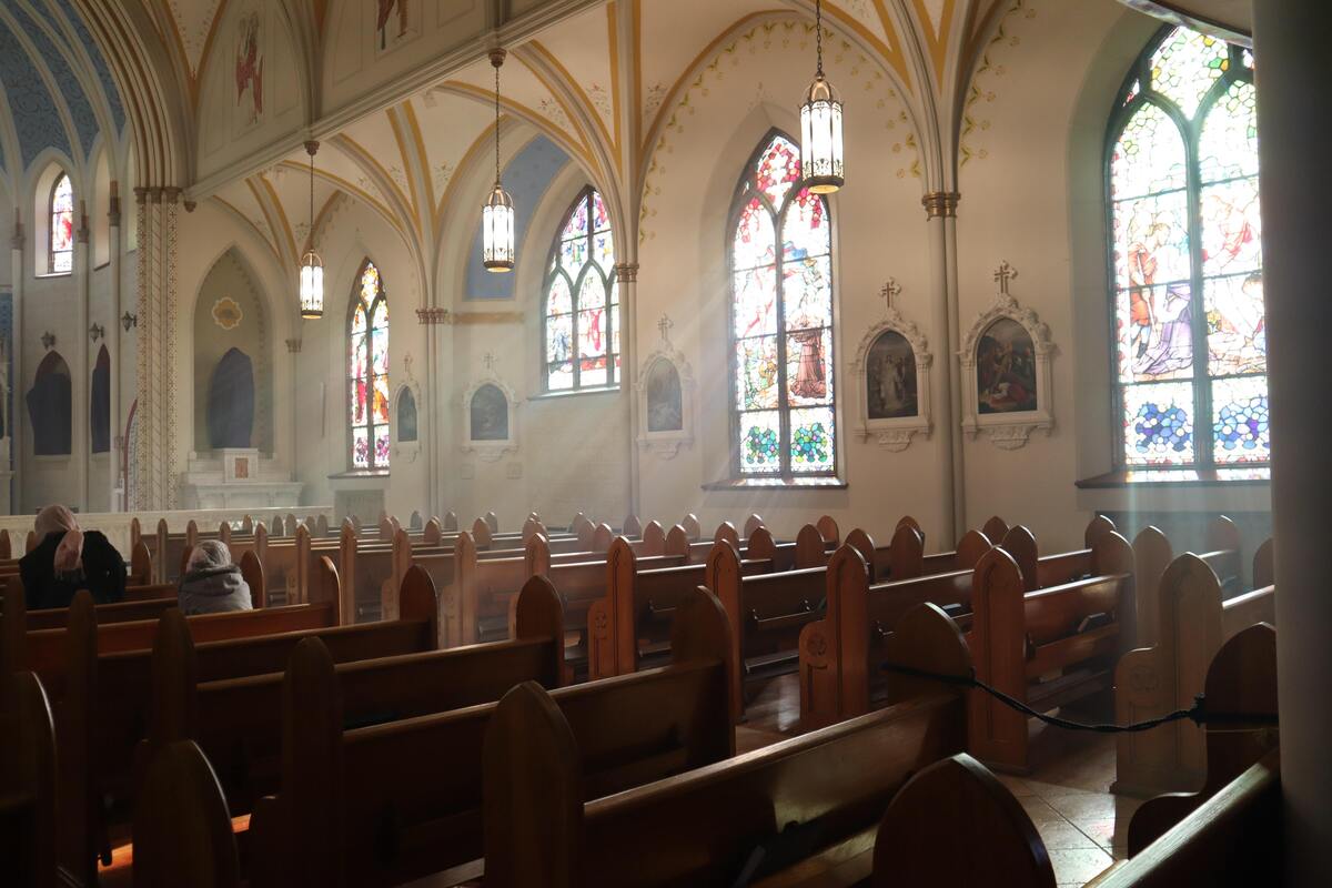 Interior de uma igreja.