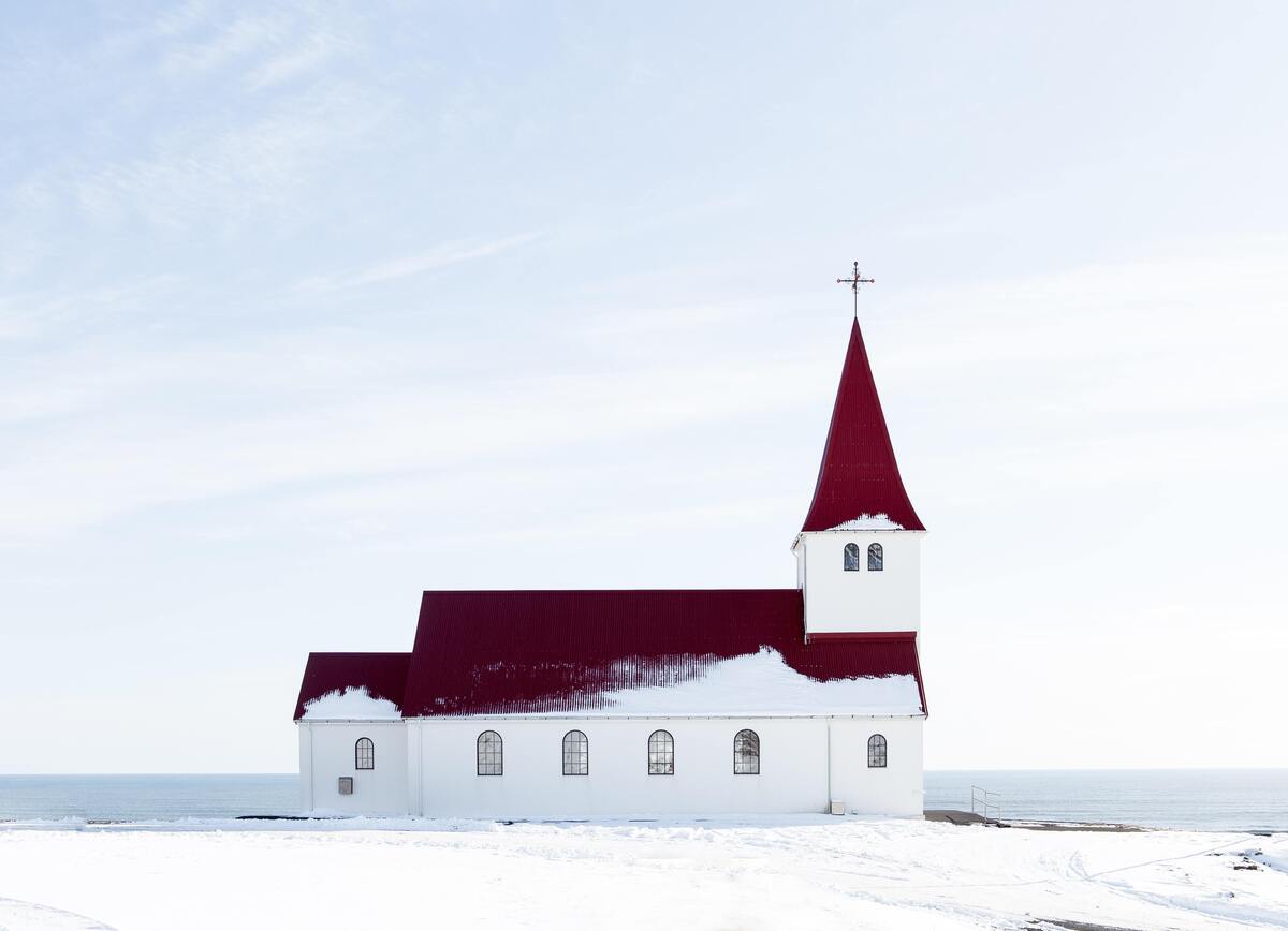 Igreja em um campo coberto de neve.