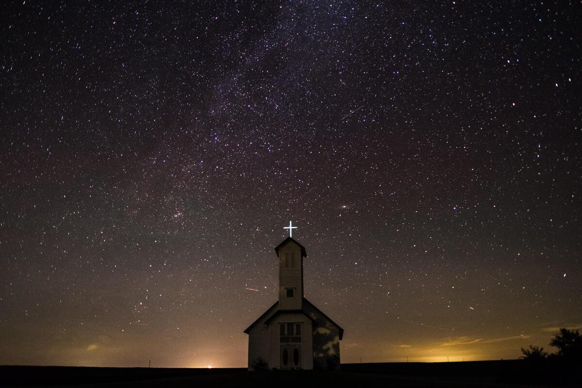 Igreja com um céu estrelado ao fundo.