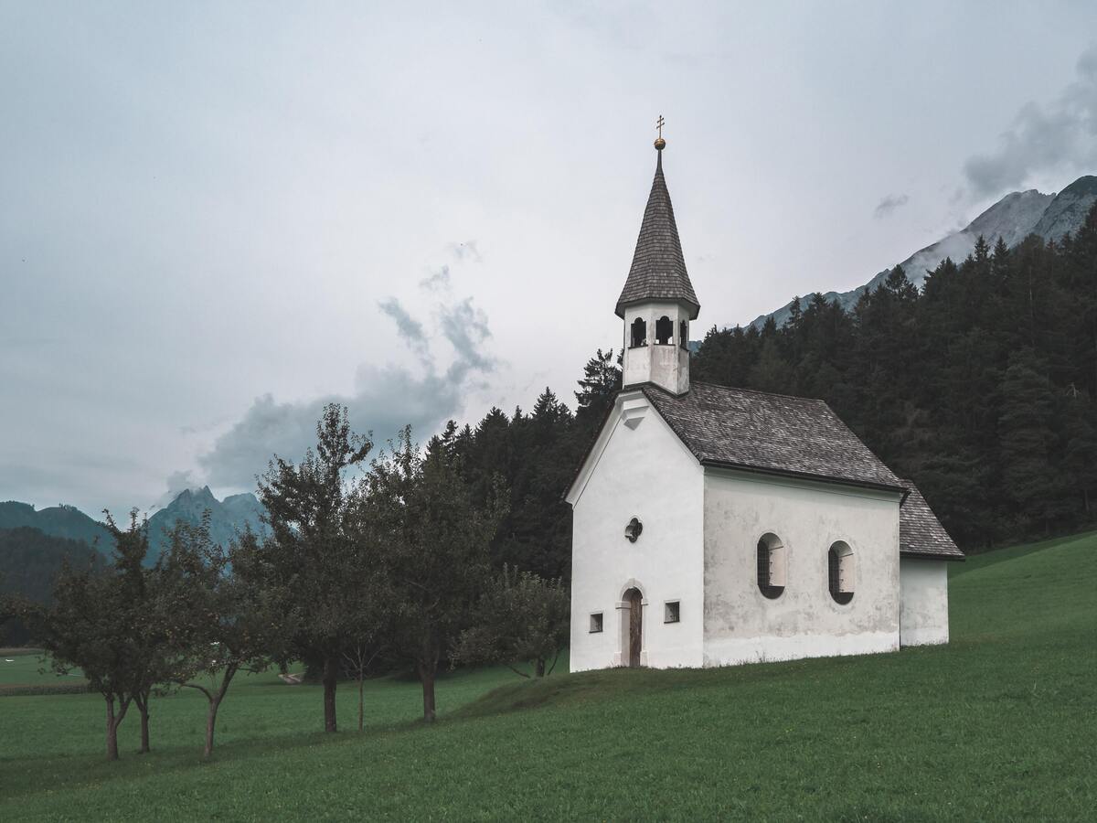 Igreja em um campo gramado.