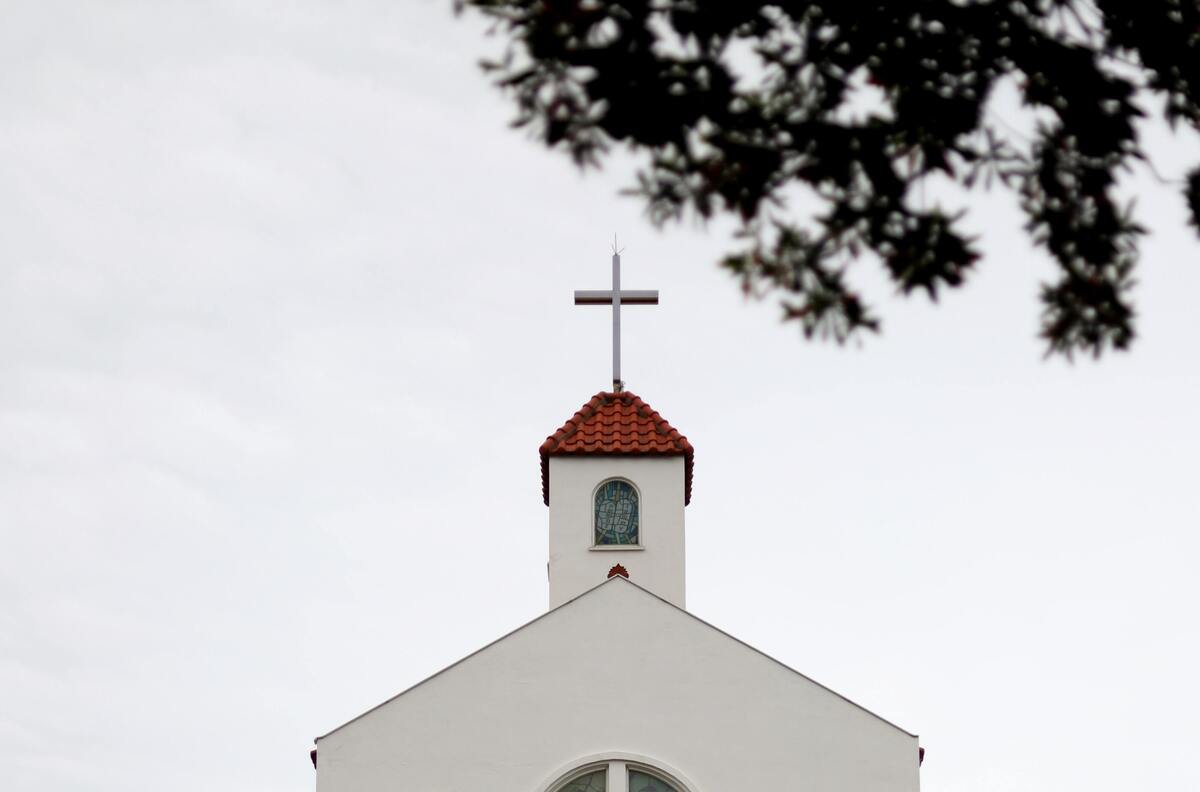 Fachada de uma igreja.