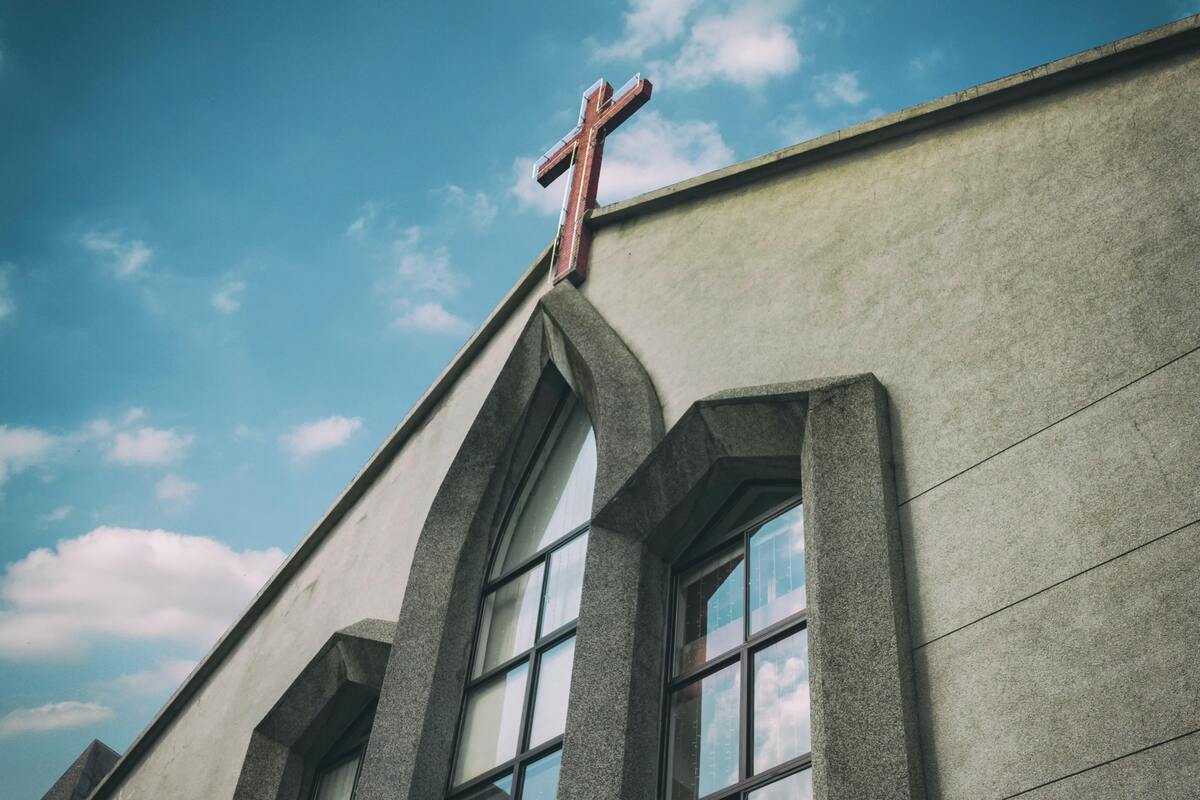 Fachada de uma igreja.