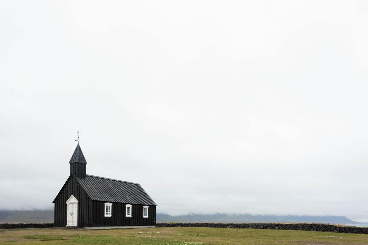 Igreja em um campo gramado.